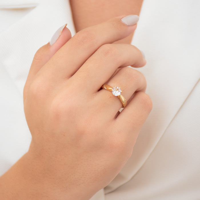 ANEL SOLITÁRIO ZIRCÔNIA REDONDA E MICROZIRCÔNIAS NA LATERAL