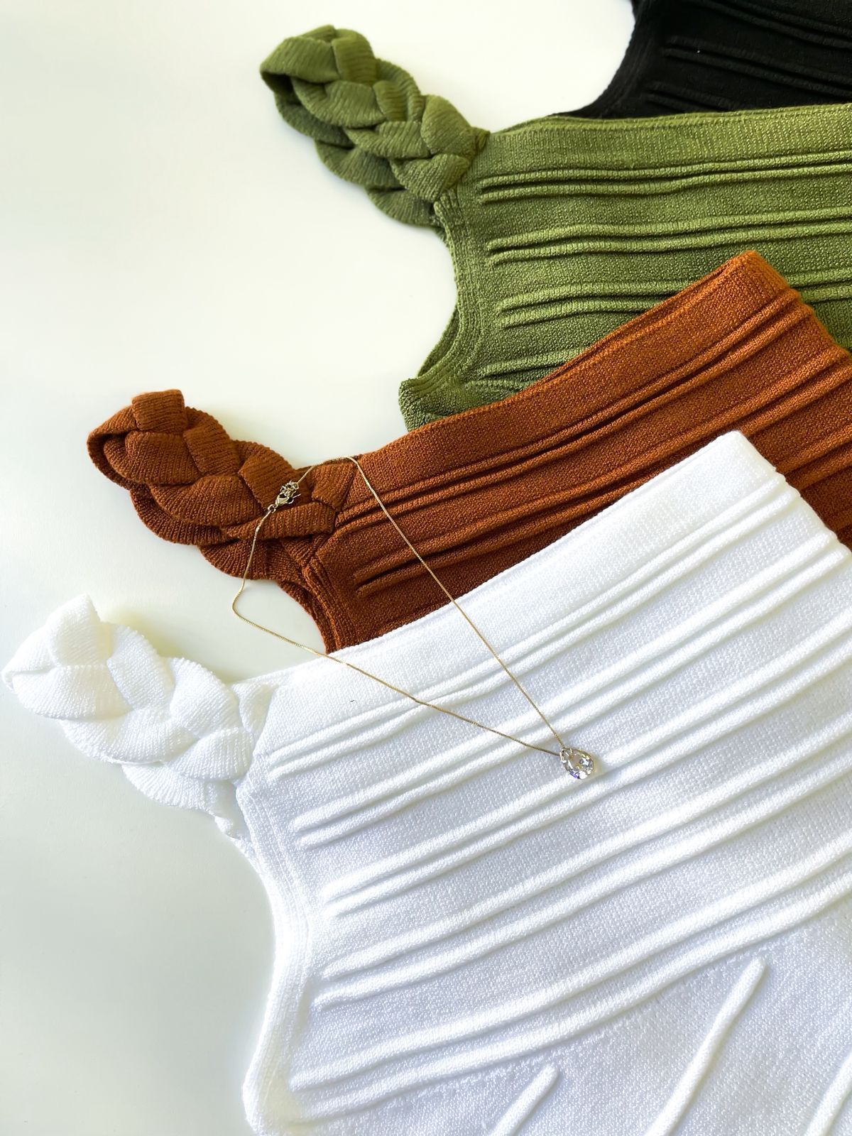 Cropped em Tricô Modal Alça Única Trançada Vanessa Ref. 1405