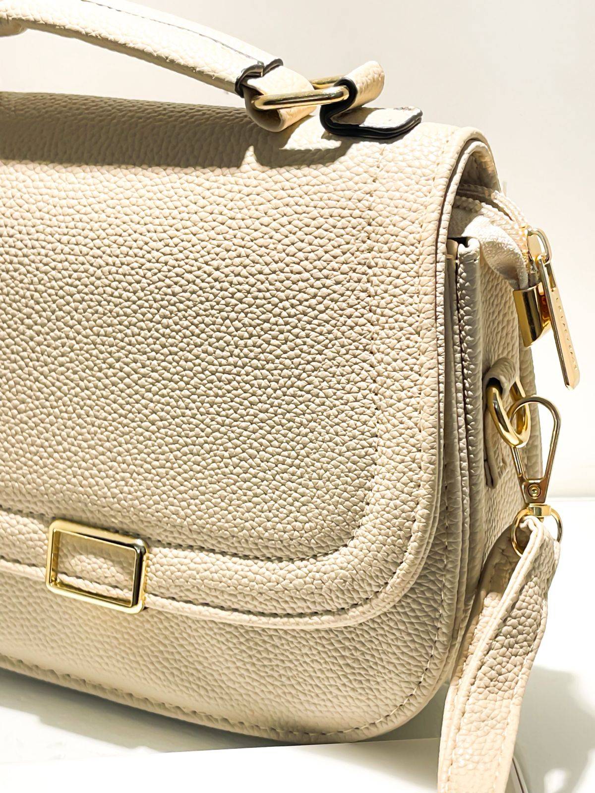 Bolsa Média Redonda em Couro Sintético com Alça Ref. 1626