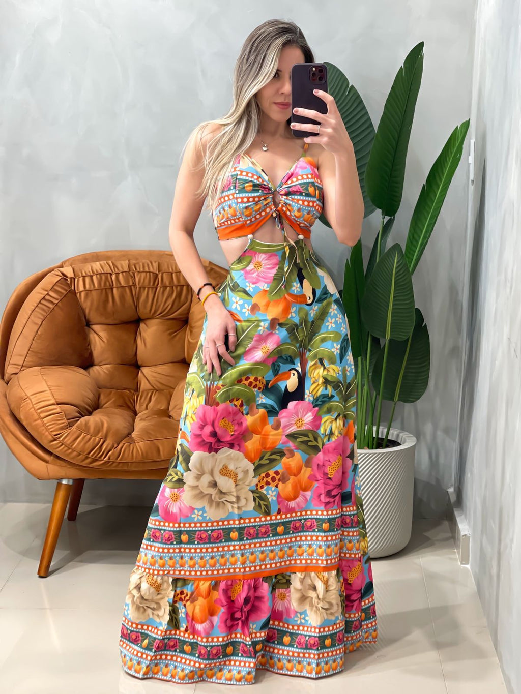 Vestido Longo em Crepe Estampado com Recorte Frontal e Amarração Solange Ref.