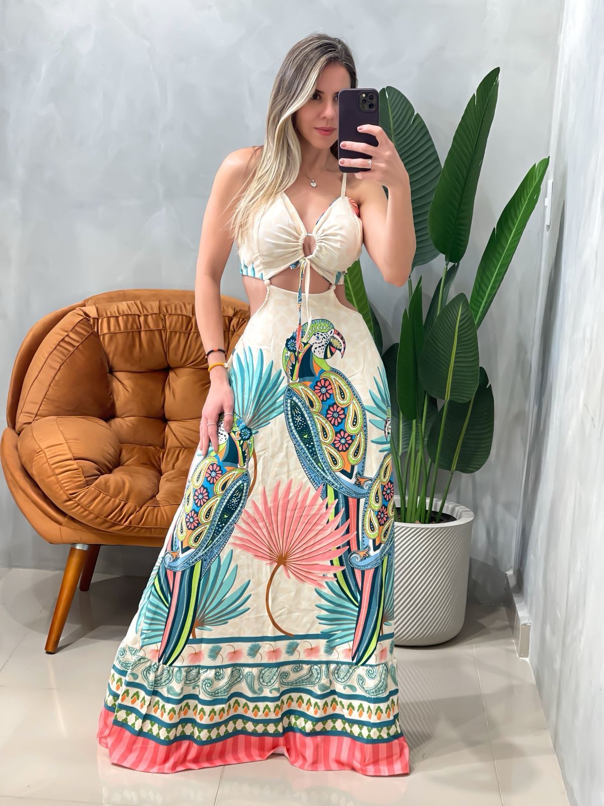 Vestido Longo em Crepe Estampado com Recorte Frontal e Amarração Solange Ref.