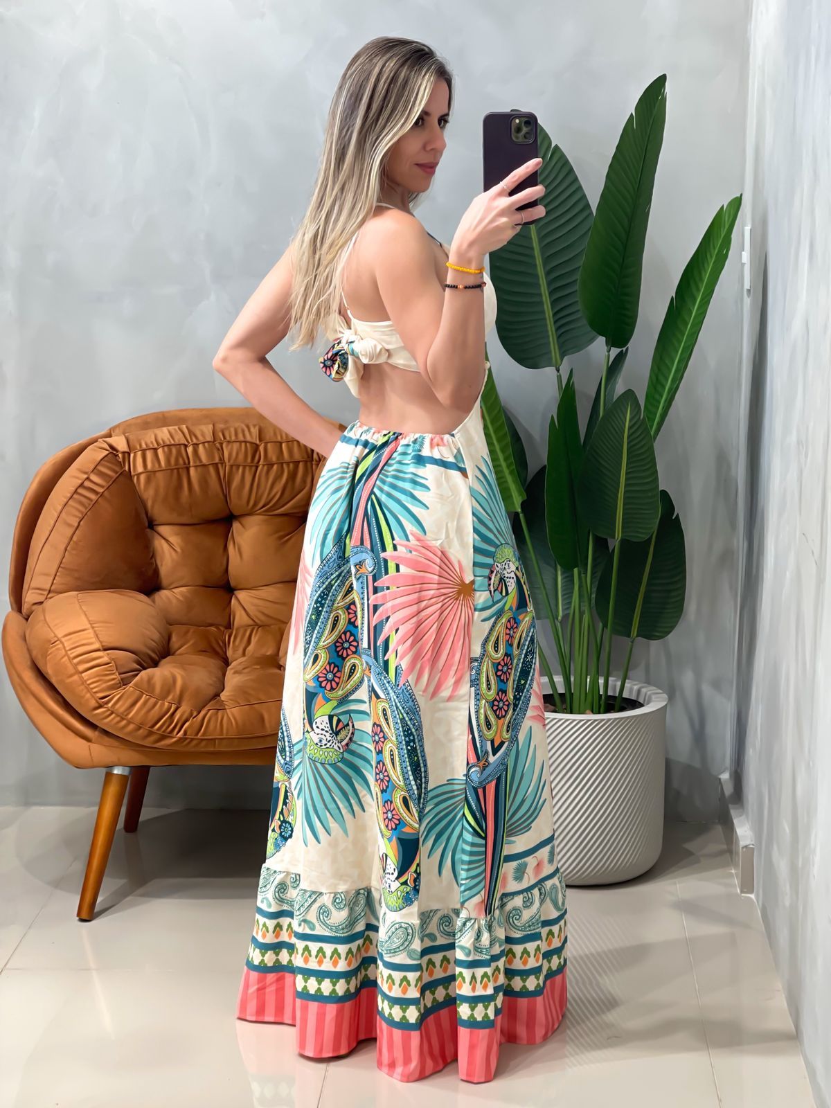 Vestido Longo em Crepe Estampado com Recorte Frontal e Amarração Solange Ref.