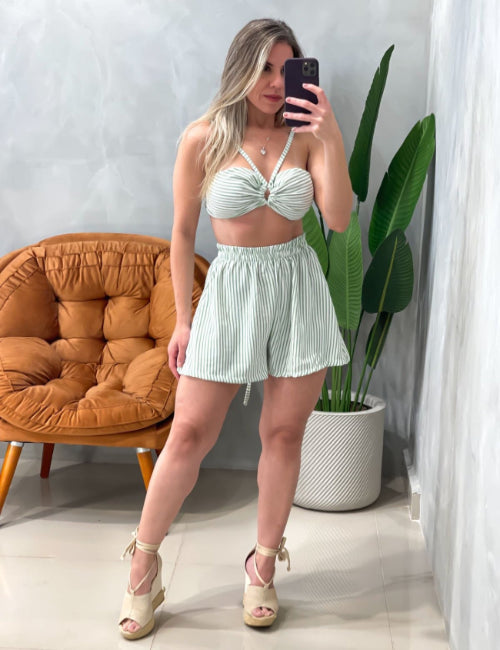 Conjunto em Crepe Shorts e Cropped com Amarração Paula